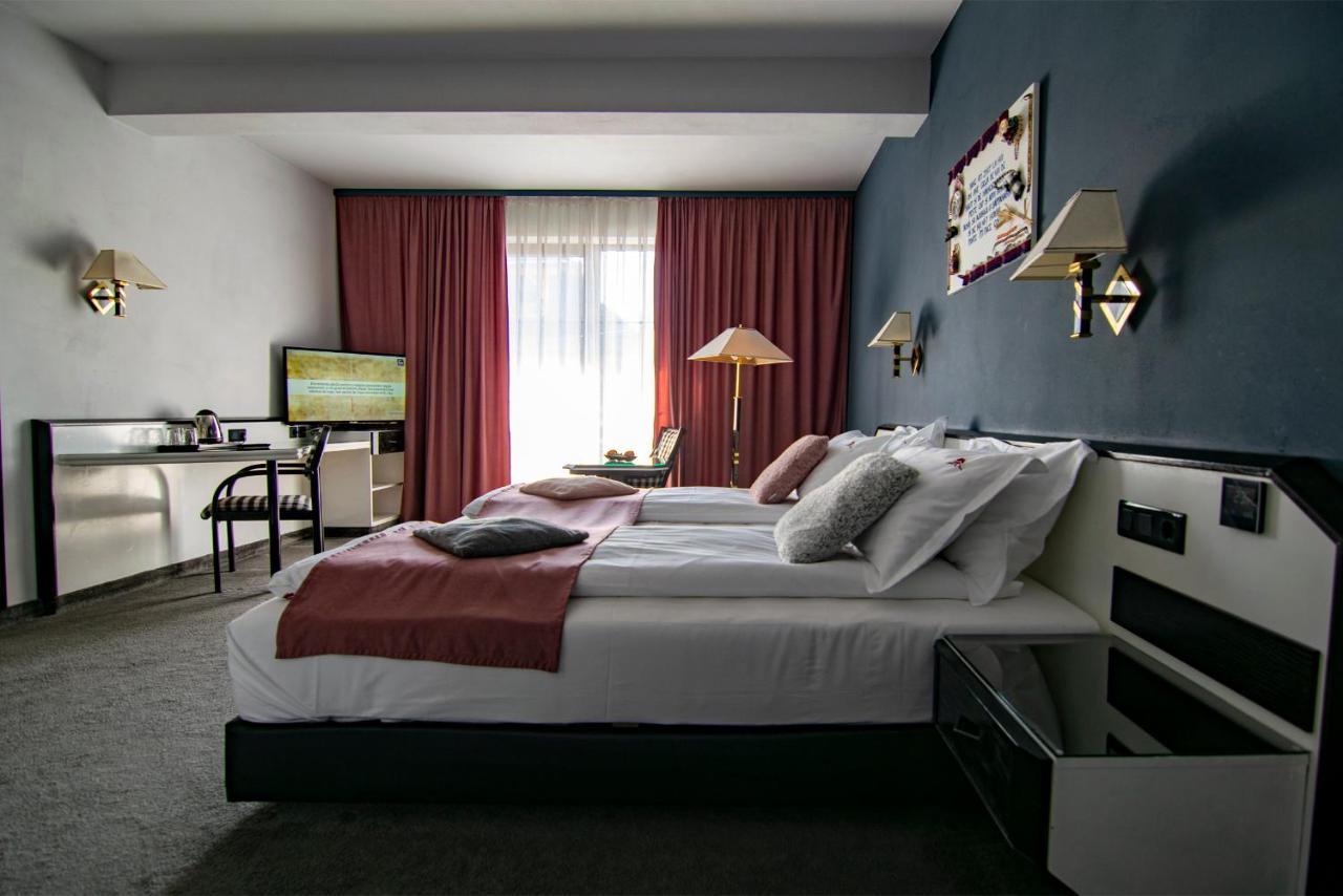 La Conacul Vesel Hotel ซาพึนซา ภายนอก รูปภาพ