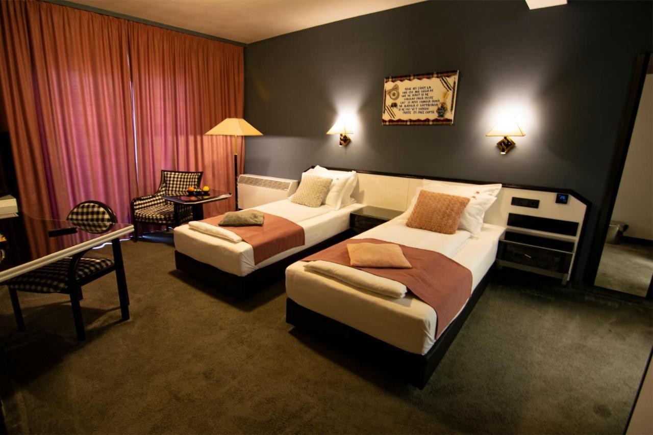 La Conacul Vesel Hotel ซาพึนซา ภายนอก รูปภาพ