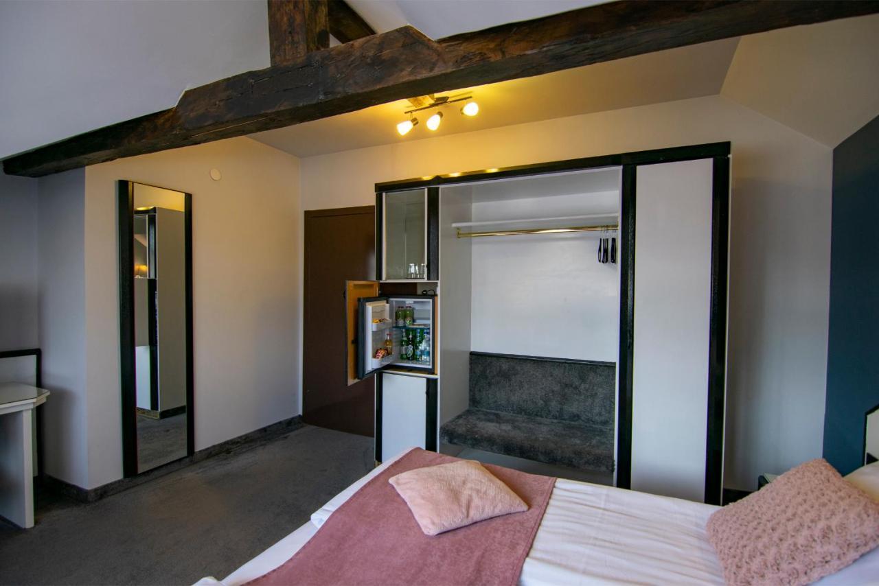 La Conacul Vesel Hotel ซาพึนซา ภายนอก รูปภาพ