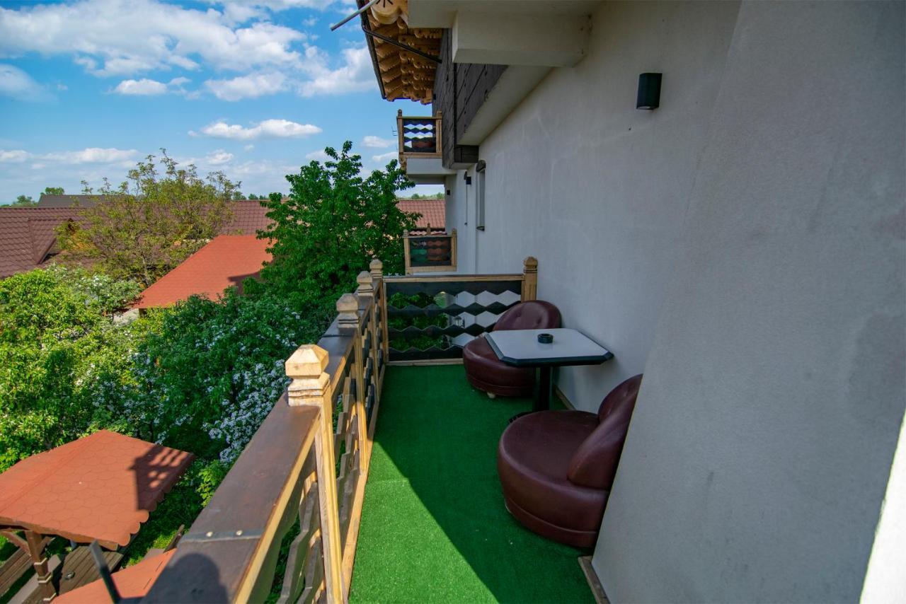 La Conacul Vesel Hotel ซาพึนซา ภายนอก รูปภาพ