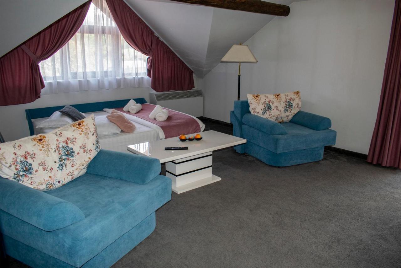 La Conacul Vesel Hotel ซาพึนซา ภายนอก รูปภาพ