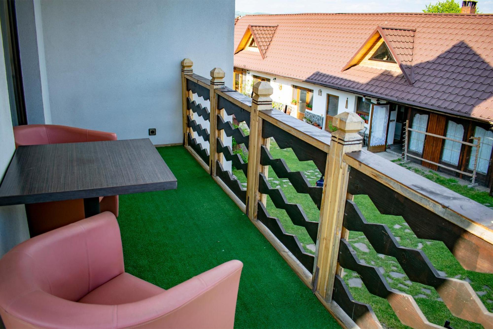 La Conacul Vesel Hotel ซาพึนซา ภายนอก รูปภาพ