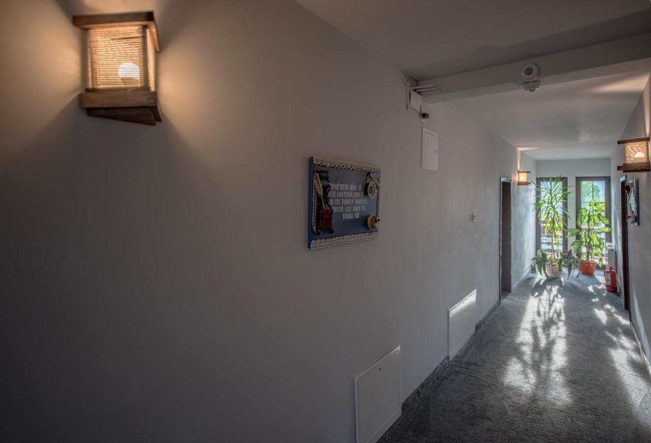 La Conacul Vesel Hotel ซาพึนซา ภายนอก รูปภาพ